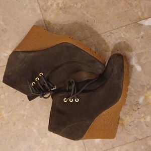 Michael KORS! Size 8 1/2 suede olive green WEDGES